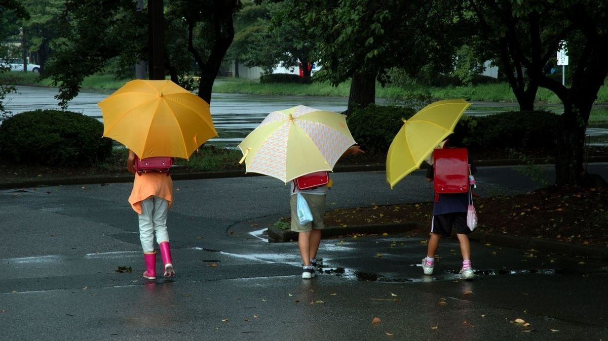 První den školy s deštníkem. Pak začne babí léto
